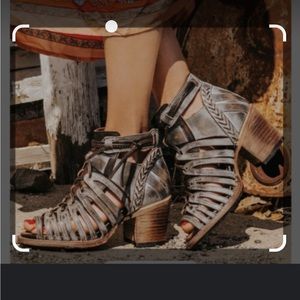 FREEBIRD Wazee Ice Multi Sandal these are brand new in box size 8 size 7